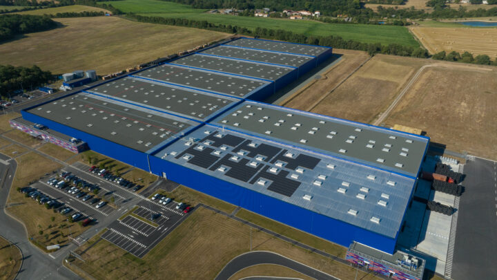 Photo des panneaux solaires installées sur la logistique chez Sonamia